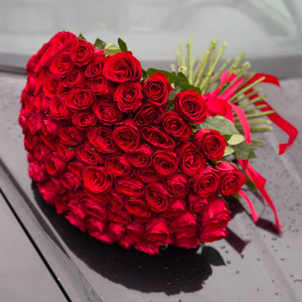 Ramo-Buchone floral arrangement made of all red roses